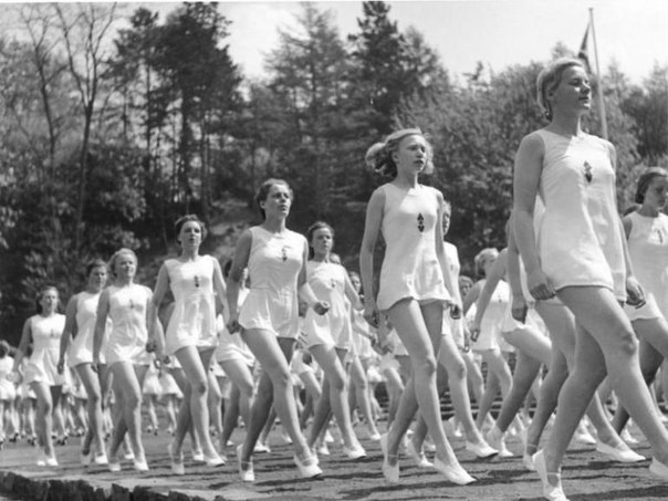 Школа подготовки нацистских жен - фотография