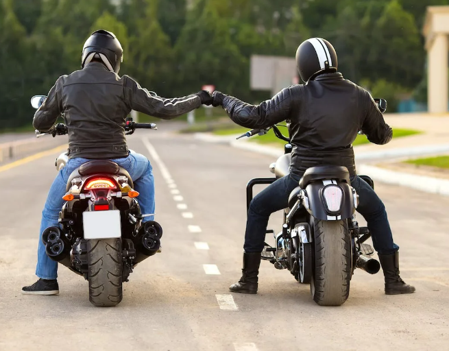 Мотоциклисты должны помогать друг другу на дороге - фотография